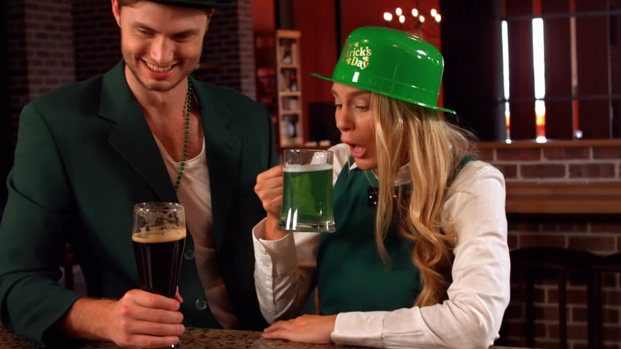 felices amigos celebrando el día de san patricio