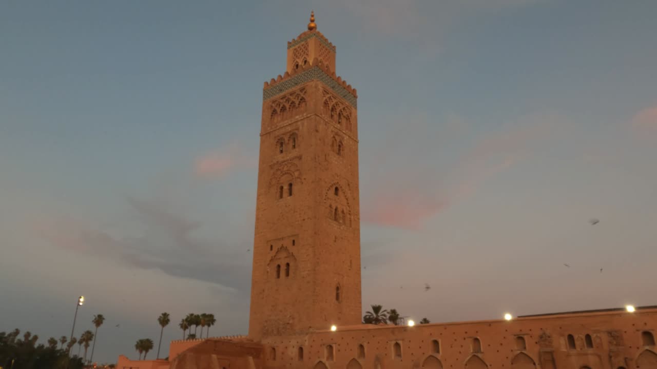 마라케시에 있는 쿠투비아 모스크는 모로코에서 가장 유명한 랜드마크 중 하나입니다.