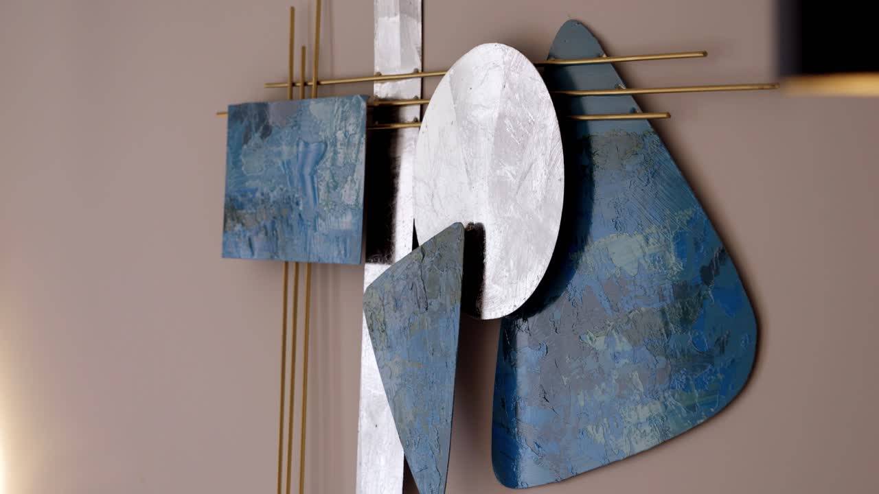 disparo de rotación lenta de obras de arte abstractas colgando sobre una cama en una habitación de hotel