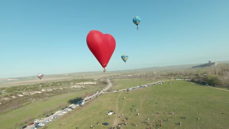 festival de globos de aire caliente en forma de corazón