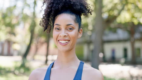 fitness, mujer feliz y cara de corredor en un parque
