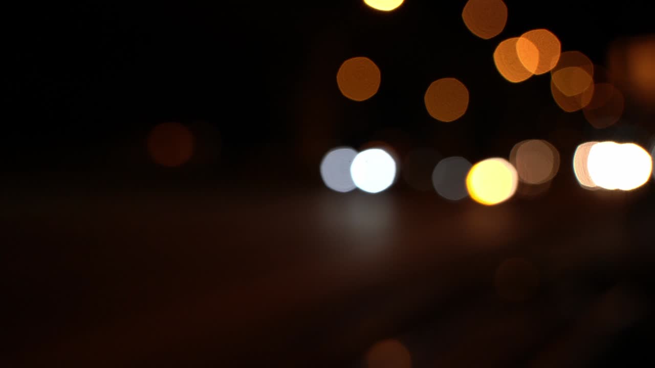 círculo borroso bokeh tráfico en la carretera por la noche