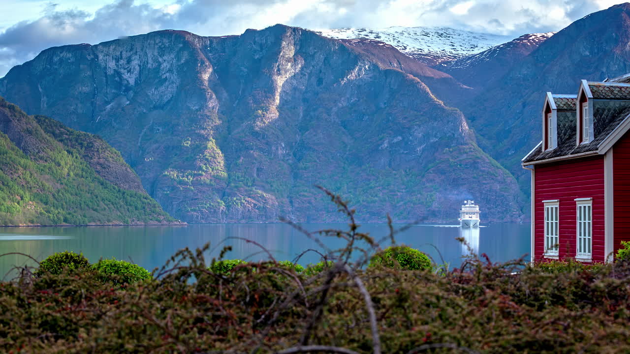 장엄한 산맥, 다채로운 집과 유람선 플램, 노르웨이 - timelapse