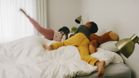 hermanas emocionadas despiertan a sus padres en la cama