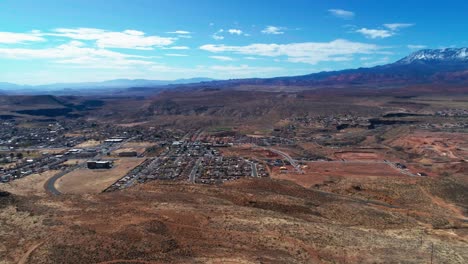 Luftdrohne-Schoss-über-Eine-Klippe-Der-Stadt-Hurrikan,-Utah