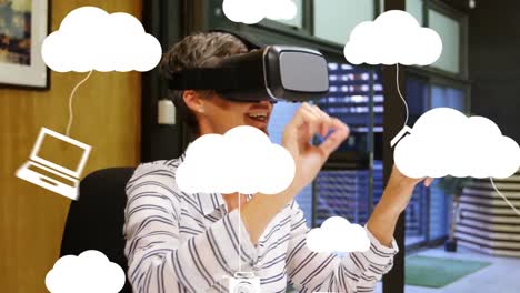 animación de iconos de las redes sociales sobre una mujer caucásica que usa auriculares vr