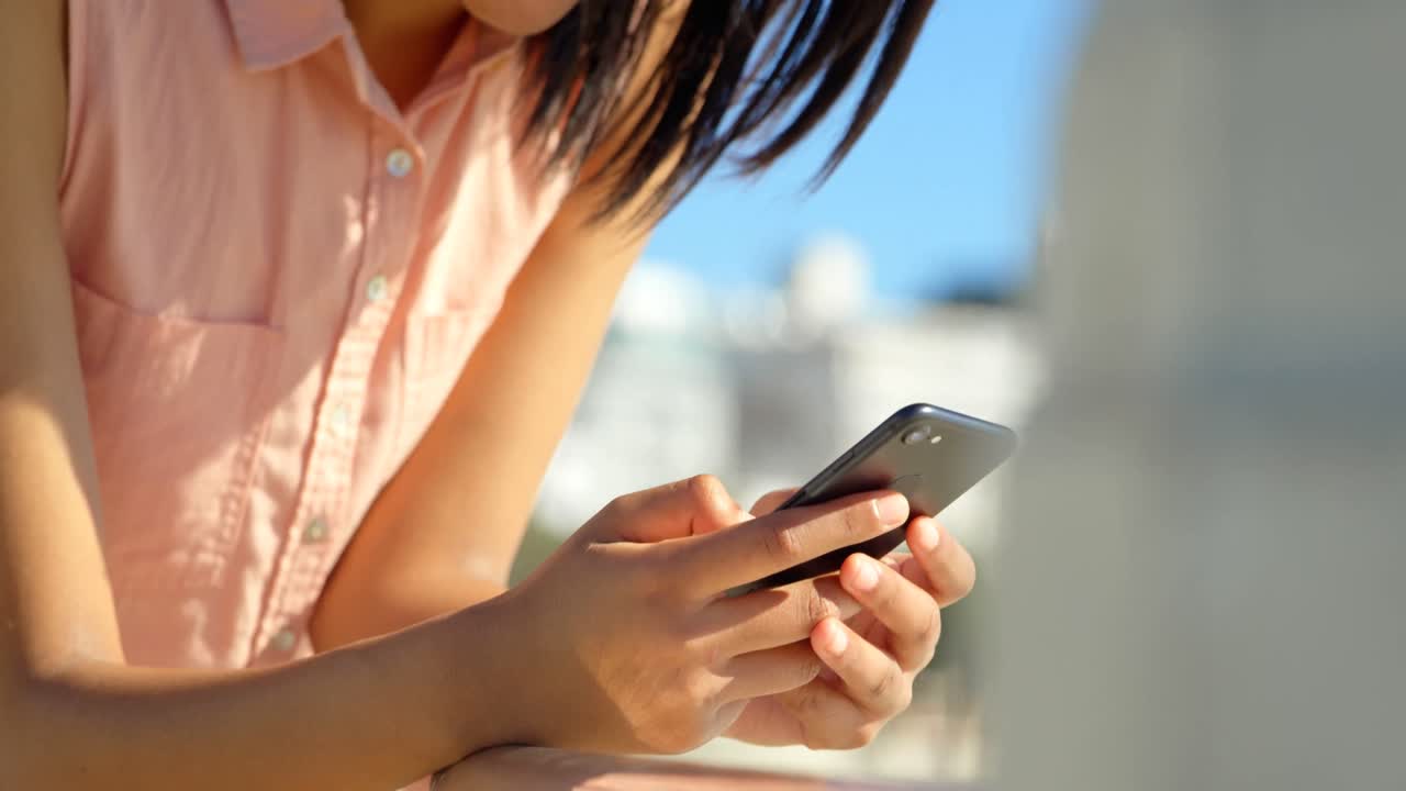 mujer hermosa usando teléfono móvil 4k