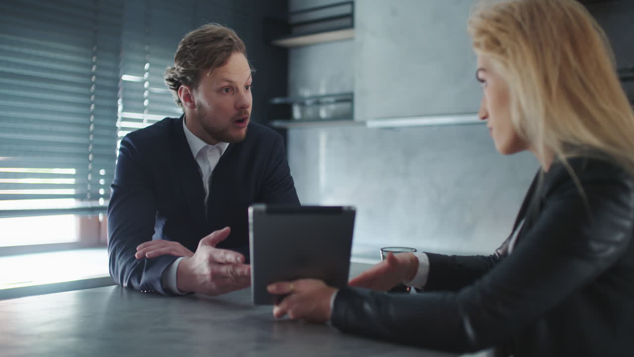 Forretningsfolk diskuterer med en tablet