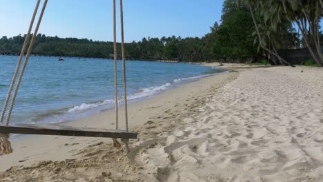 Hausgemachte-Schaukel-An-Einem-Strand-In-Einer-Wunderschönen-Bucht-Auf-Einer-Insel-In-Thailand-Abgeschnitten