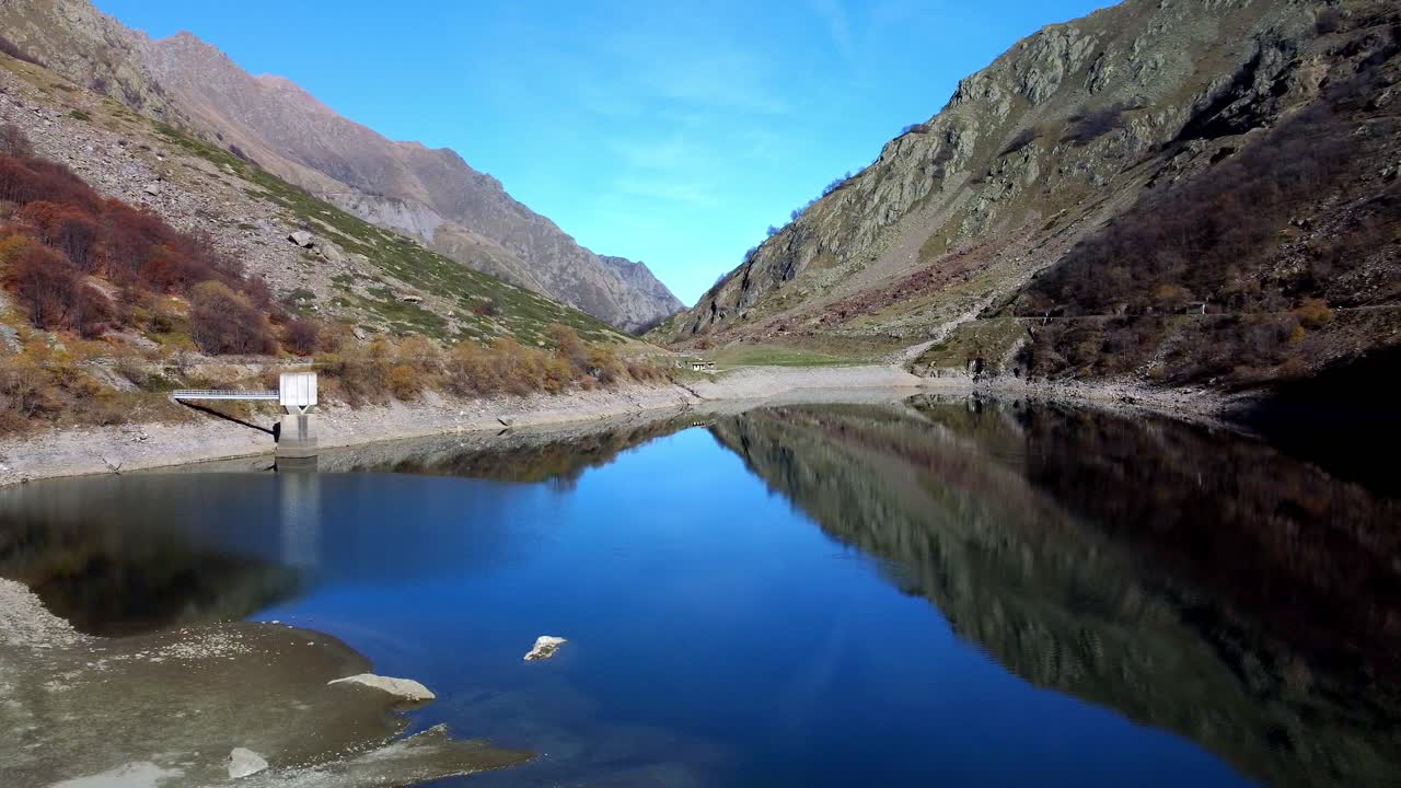 tiro en órbita de agua cristalina del lago della rovina con fondo de montañas, italia