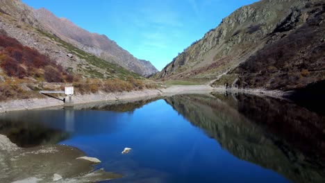 Tiro-En-órbita-De-Agua-Cristalina-Del-Lago-Della-Rovina-Con-Fondo-De-Montañas,-Italia