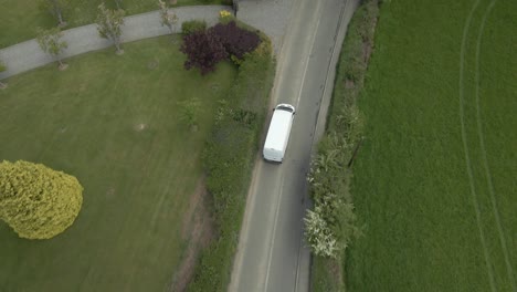 sólo la furgoneta de mensajería en solitario viaja en su ruta diaria irlanda aérea