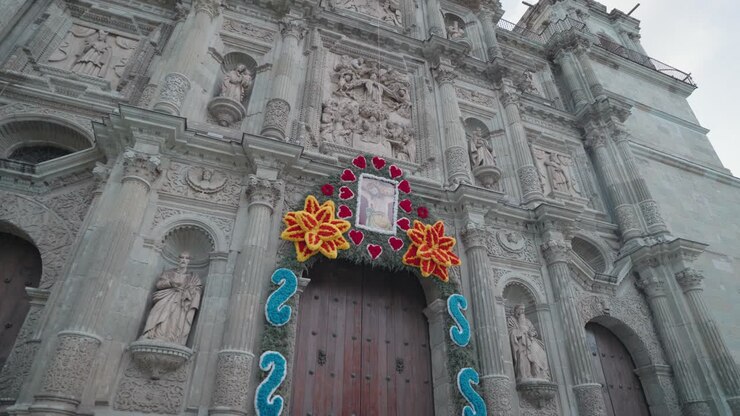 Facciata di una chiesa con decorazioni elaborate