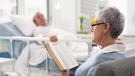 atención médica, una anciana leyendo la biblia a