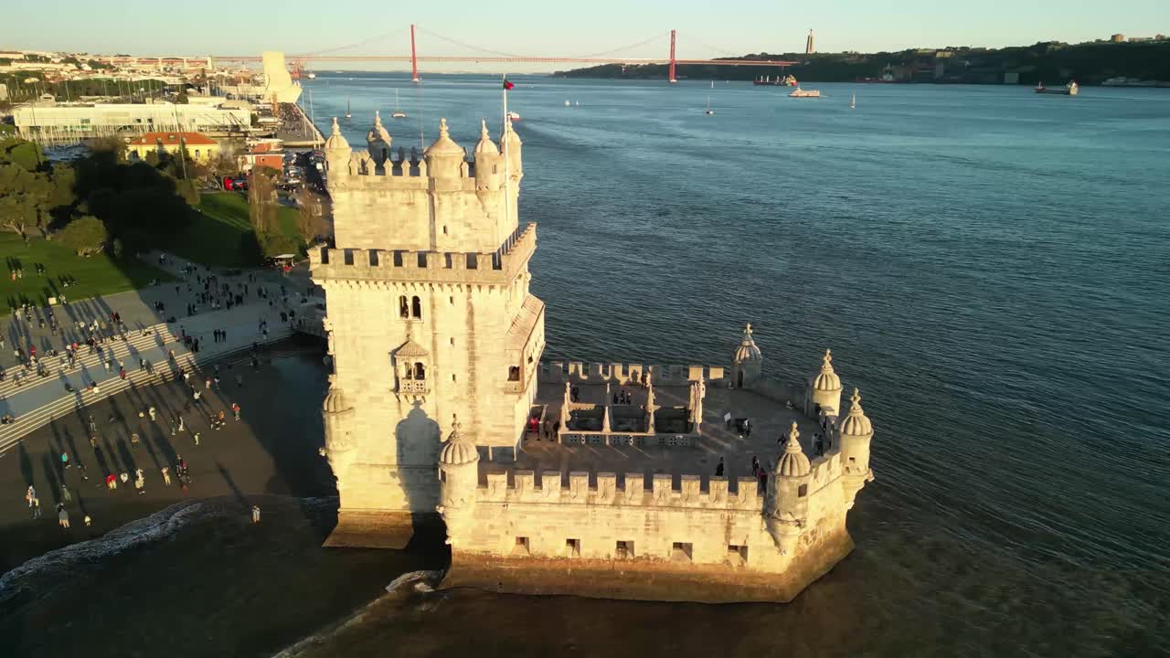 Veduta aerea della Torre di Belém all'ora d'oro: Una scena pittoresca di storia e bellezza 06.