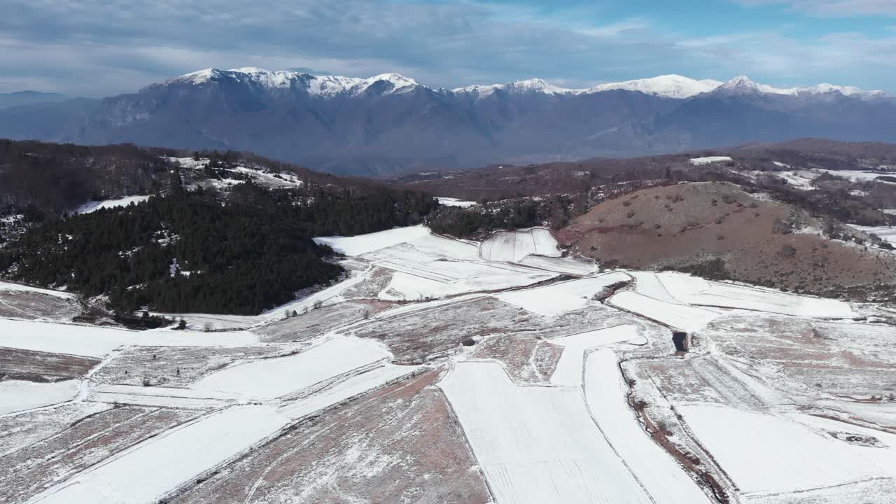 drones campos de montaña cubiertos de nieve y picos en un soleado día de invierno