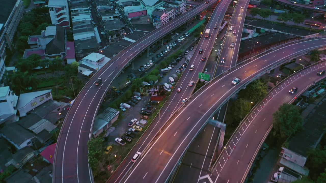 태국 방의 4k 다중 차선 고속도로에서 도시 도로의 공중 장면