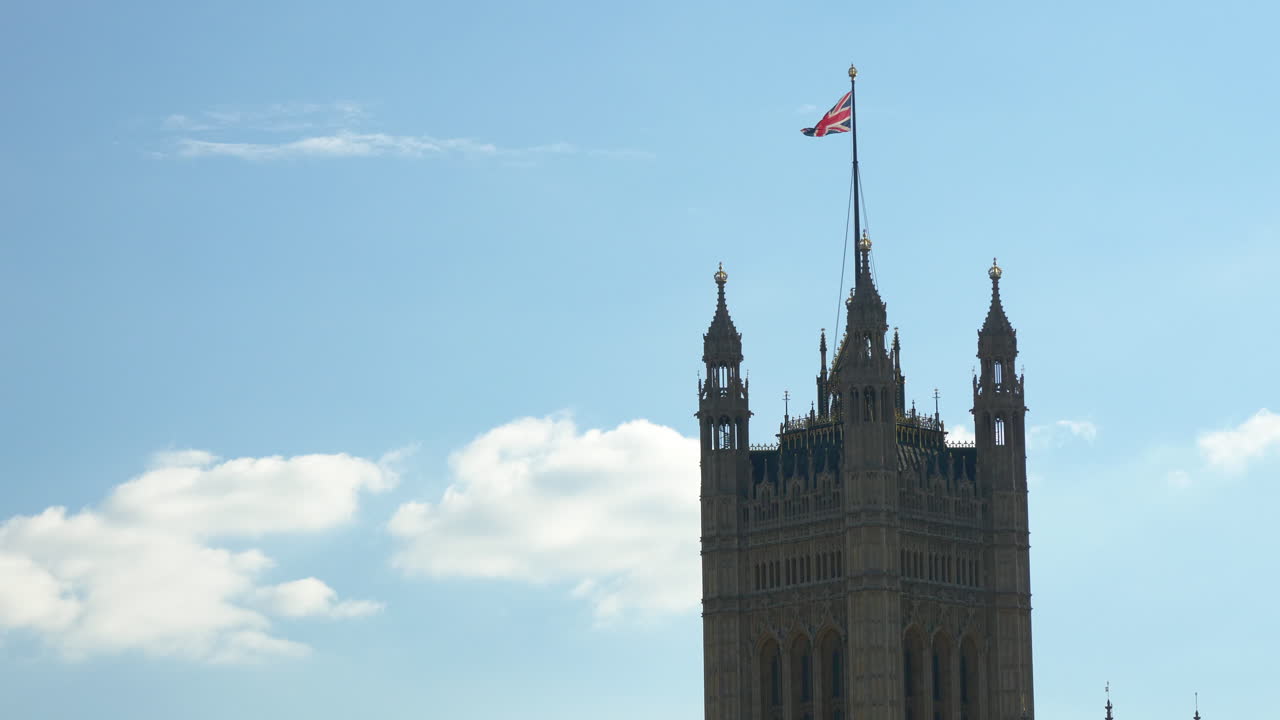bandera ondeando en la torre de londres, inglaterra