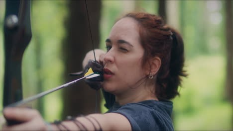 Archery-woman-pulls-her-bow-close-shot