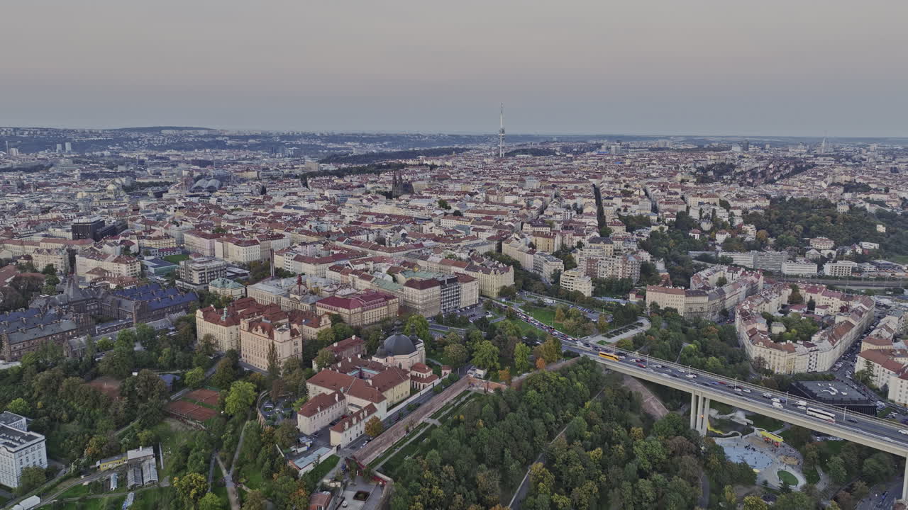 prague czechia aerial v119 flyover park folimanka capturando la iglesia histórica y la capilla, el tráfico ocupado en la mayoría de las calles de nuselsky y el paisaje urbano de la nueva ciudad al anochecer - filmado con mavic 3 cine - noviembre 2022