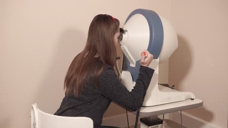 examen ocular en el consultorio de optometría