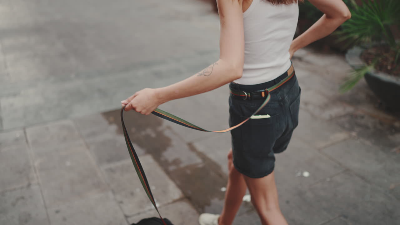 도시 거리에서 고 있는 여자