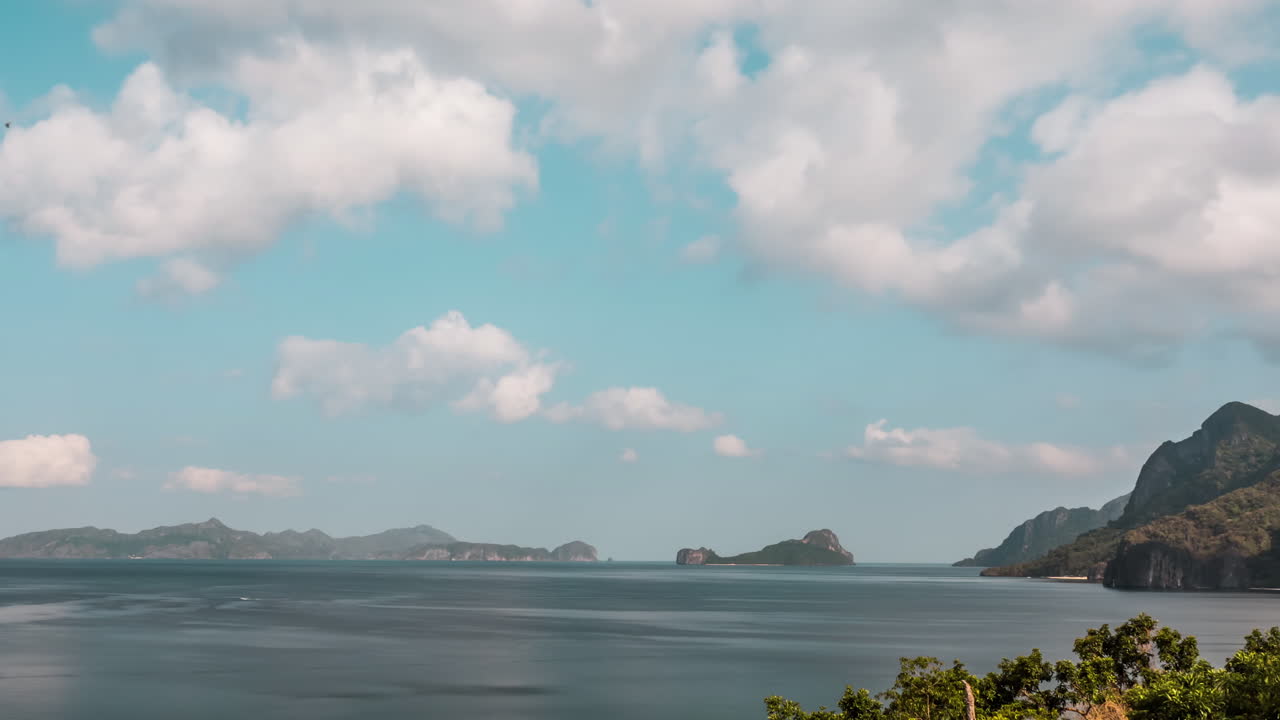엘 니도 팔라완 멀리서 구름과 작은 섬의 시간 경과