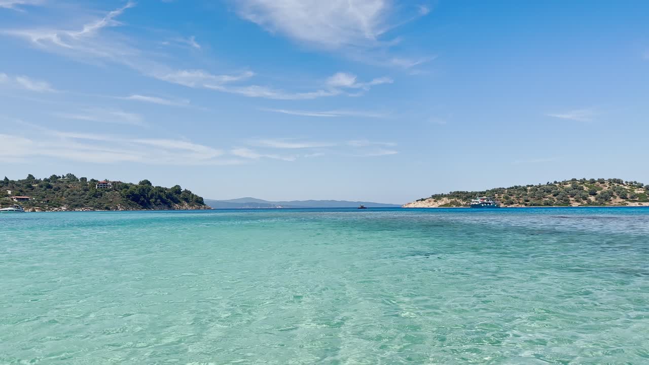 그리스 할키디키 반도의 청정 파란 발 해변