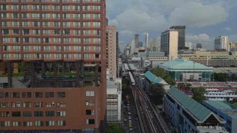 Tren-Sobre-Vías-Elevadas,-Estación-Junto-Al-Hotel