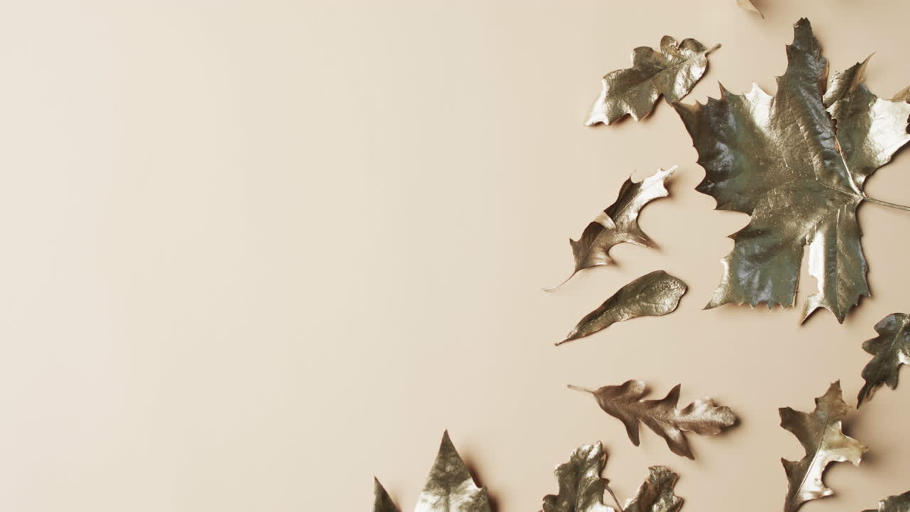 video de hojas metálicas de otoño de halloween con espacio de copia en fondo amarillo