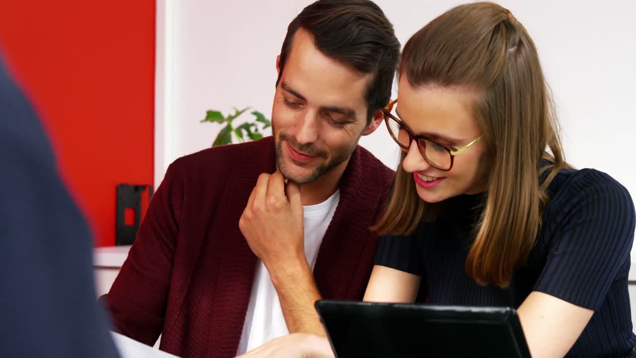 ejecutivos de negocios discutiendo durante la reunión