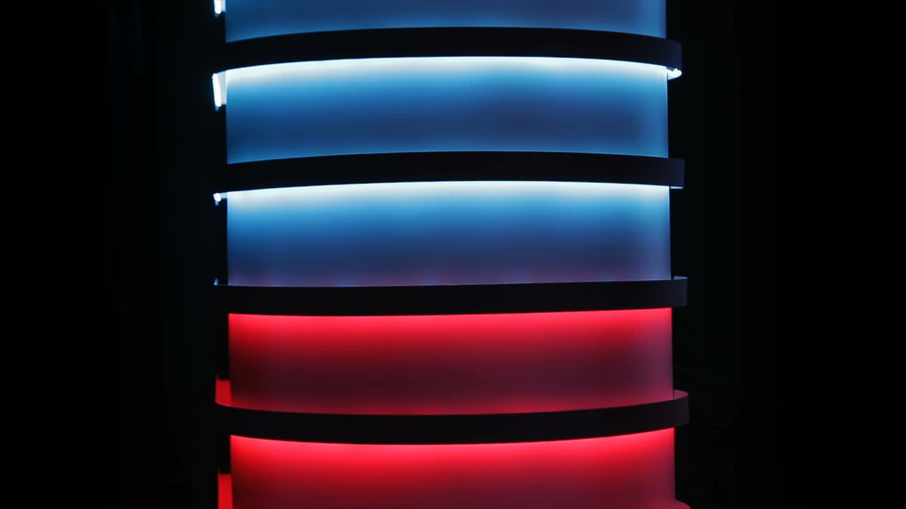 pared del escenario con luz de colores cambiantes