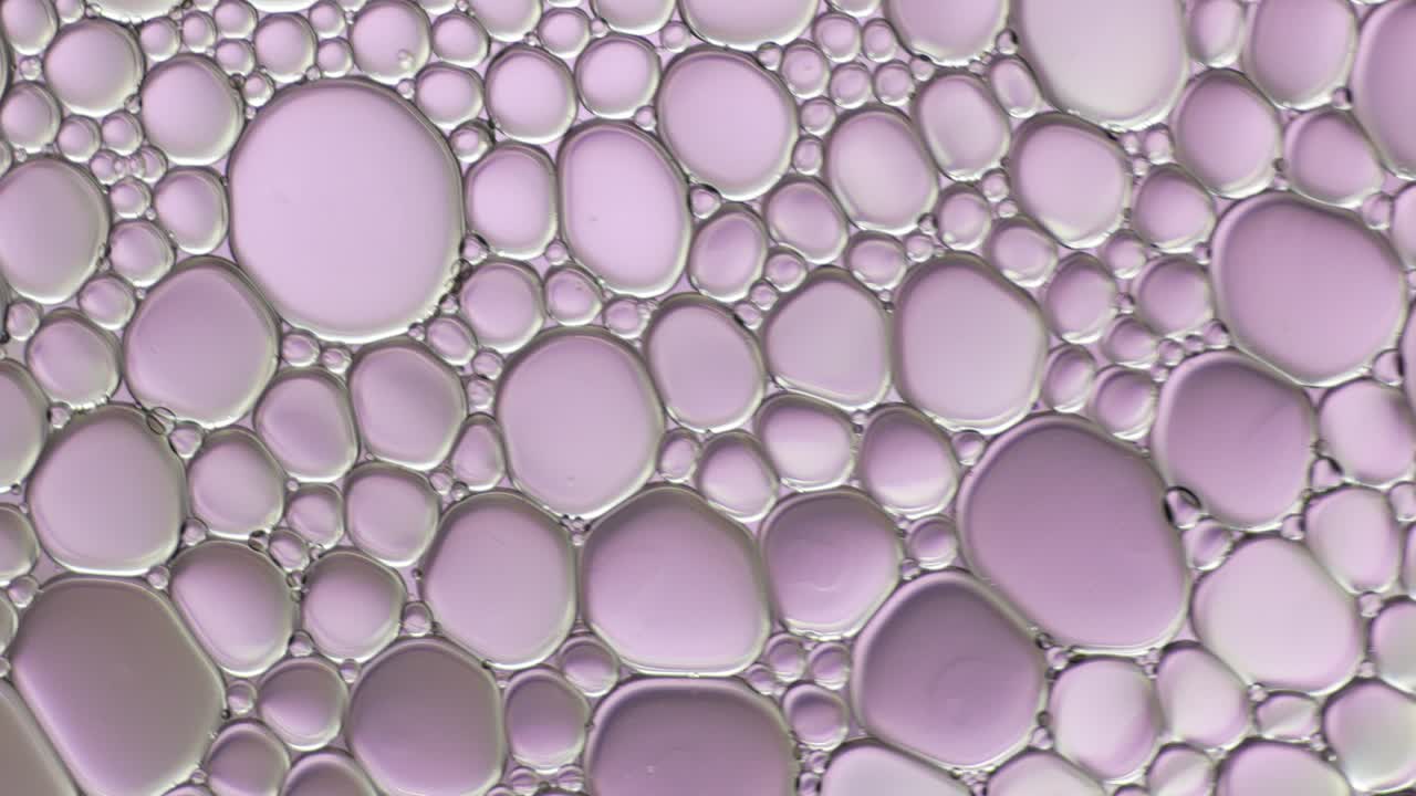 물 위에 떠다니는 기름방울의 다채로운 예술적.