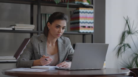 Mujer-De-Negocios-Escribiendo-Algo-En-El-Cuaderno.-Mujer-Emprendedora-Estudiante-Que-Estudia-Escribir-Notas-En-El-Lugar-De-Trabajo-Cerca-De-La-Computadora.-La-Mano-De-Una-Mujer-Escribiendo-En-Un-Cuaderno-Blanco-Sobre-La-Mesa.