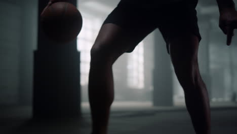 Jugador-De-Baloncesto-Jugando.-Hombre-Haciendo-Rebotar-Una-Pelota-De-Baloncesto-Entre-Las-Piernas