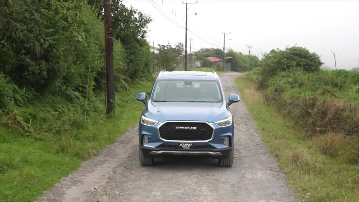 MAXUS D90, su strada sterrata, SUV in azione, 4x4 in montagna