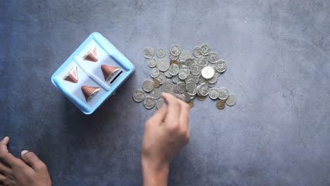 joven ahorrando monedas en un frasco blanco situado