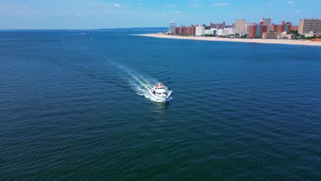 Motorboot-Hinterlässt-Eine-Spur-Hinter-Sich-Fährt-Vorbei-An-Brighton-Beach-Auf-Coney-Island