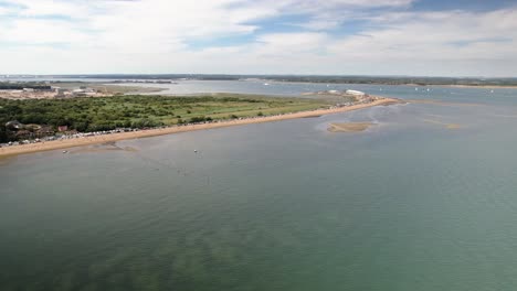 Playa-En-El-Pueblo-Costero-De-Calshot,-Donde-El-Agua-De-Southampton-Se-Encuentra-Con-El-Solent-En-Hampshire,-Reino-Unido