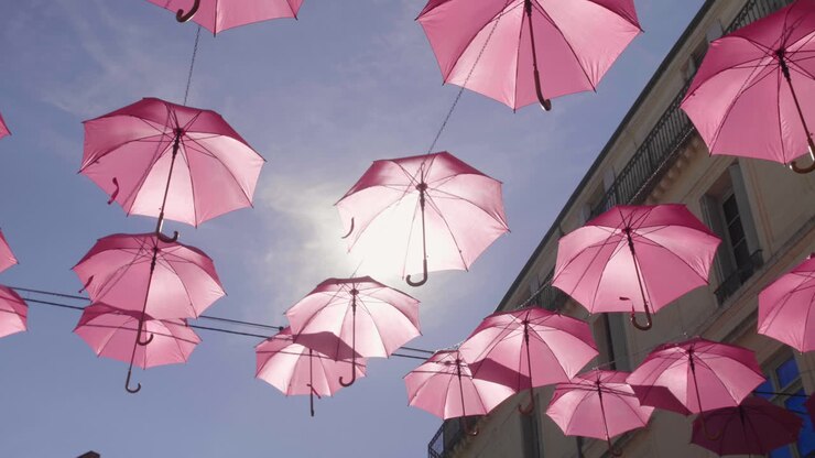 Guarda-chuvas rosas suspensos na rua de Montpellier, campanha de prevenção ao câncer