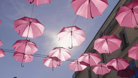 Rosafarbene-Regenschirme-Wurden-In-Der-Kampagne-Zur-Brustkrebsprävention-In-Der-Straße-Von-Montpellier-Aufgehängt