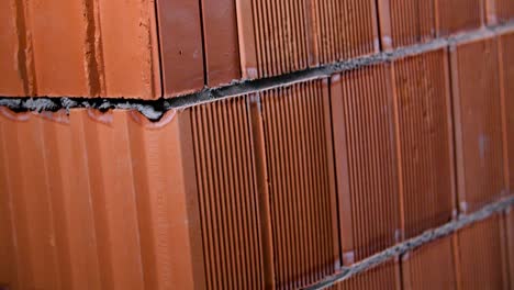 primer plano de una pared de ladrillo en construcción