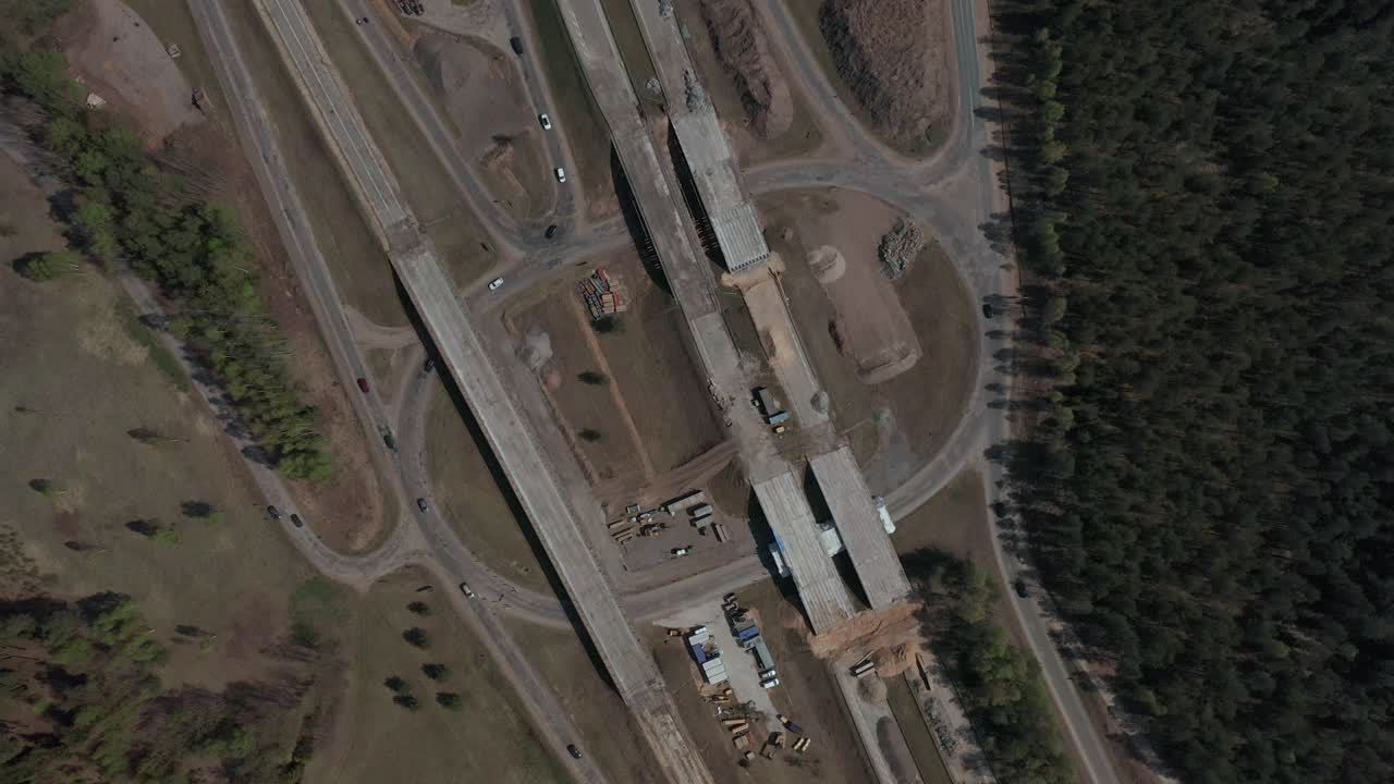 imágenes aéreas de la construcción de carreteras en letonia