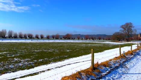 Pintoresco-Paisaje-Holandés-De-Pintorescos-Huertos-Y-Prados-De-Pólder-En-Invierno-Con-Nieve.