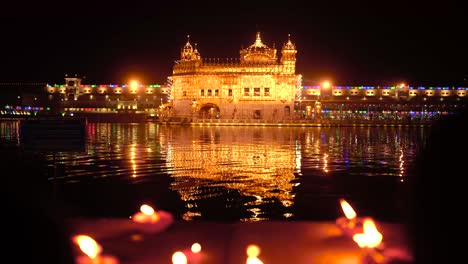 El-Templo-Dorado-Amritsar-India-Celebra-Gurupurab-En-El-Templo-Dorado-Y-Fuegos-Artificiales