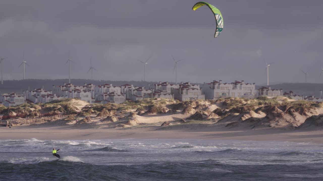 кайтбординг на волнах атлантического океана в замедленной съемке, стабильный кинематографический вид из копийного пространства