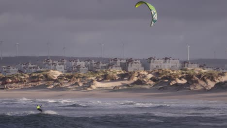 Kitesurfen-Auf-Den-Wellen-Des-Atlantischen-Ozeans-In-Zeitlupe,-Stabile,-Filmische-Kopienraumansicht