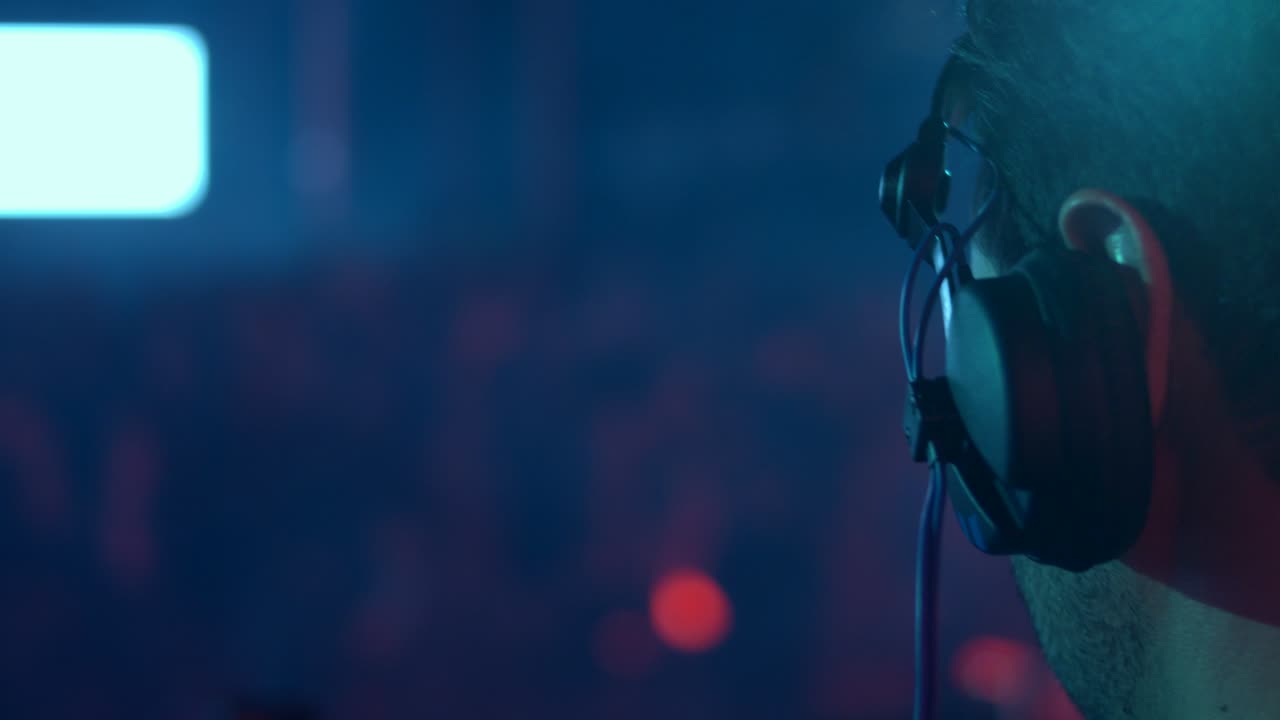 persona con auriculares