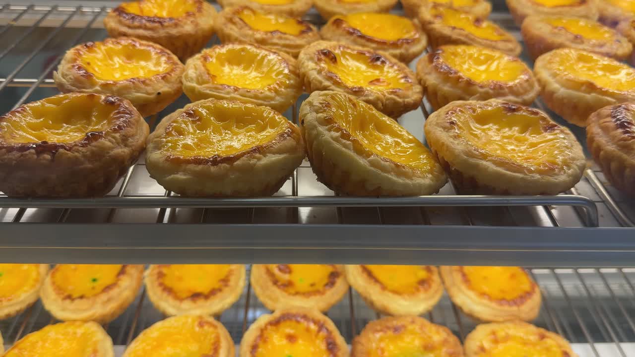 Nybakte gyldne eggeterter utstilt i et bakeri