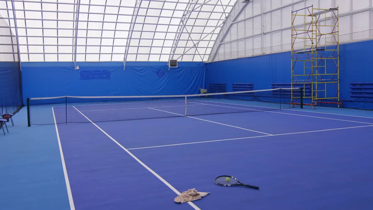 campo de tenis con raqueta y pelota